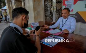 Warga membayar zakat di Unit Pelayanan Zakat (UPZ) Masjid Istiqlal, Jakarta, Selasa (18/3/2025).