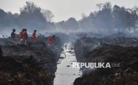 Forest and land fire extinguishing efforts in Muaro Jambi are continuing to be carried out by a number of parties, both on land and in the air, to anticipate the emergence of further hotspots, while the impact of the fire smoke has been felt in the main residential areas in the morning and evening.