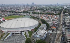 Rangkaian kereta LRT melintas di kawasan Rawamangun, Jakarta, Selasa (1/11/2022). Pembangunan stasiun Jakarta International Stadium (JIS) di Jakarta Utara telah memasuki tahap akhir. 