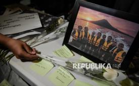 Jurnalis meletakkan bunga mawar saat mengikuti doa bersama untuk jurnalis dan awak kapal yang hilang kontak di Carita, Pandeglang, Banten, Kamis (17/9/2026).