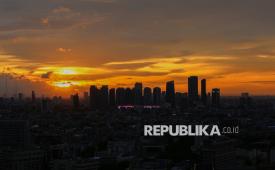 Lanskap langit saat proses pengamatan hilal guna menetapkan 1 Ramadhan 1447 H di Monumen Nasional (Monas, Jakarta, Selasa (17/2/2026).  Berdasarkan pantauan di Monas,  Petugas Kanwil Kemenag DKI Jakarta menyatakan posisi hilal belum memenuhi syarat mabims karena di bawah ufuk.