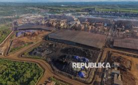 Foto udara kawasan Smelter PT VDNI di Kecamatan Morosi, Kabupaten Konawe, Sulawesi Tenggara, Jumat (16/1/2026). Kementerian Energi dan Sumber Daya Mineral memangkas produksi nikel menjadi 250–260 juta ton pada 2026 atau turun dari target produksi dalam rencana kerja dan anggaran biaya (RKAB) 2025 sebanyak 379 juta ton. 