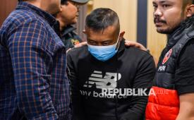 Petugas menggiring tersangka kasus dugaan penyekapan dan penganiayaan berat Taufik Hidayat (tengah) setibanya di Polda Jabar, Bandung, Jawa Barat, Selasa (23/6/2026). Polda Jabar menangkap Taufik Hidayat yang berstatus daftar pencarian orang di Kawasan Majalaya, Kabupaten Bandung yang selanjutnya akan diperiksa atas kasus penyekapan dan penganiayaan berat terhadap seorang wanita berinisial YTR selama tiga tahun. 