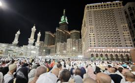 Jamaah calon haji dari berbagai negara berjalan usai menunaikan Shalat Maghrib di Masjidil Haram, Makkah, Arab Saudi, Jumat (30/5/2025). Pemerintah Arab Saudi menetapkan Idul Adha jatuh pada hari Jumat (6/6), sedangkan Hari Arafah (Wukuf di Arafah) sebagai rangkaian puncak musim haji pada 5 Juni 2025 yang akan diikuti 1,83 juta muslim dari berbagai penjuru dunia termasuk dari Indonesia yang tahun ini memiliki kuota sebanyak 221.000 jamaah. 