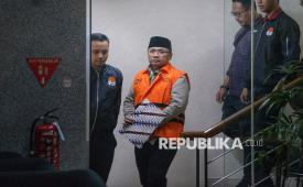 Mantan Menteri Agama Yaqut Cholil Qoumas mengenakan rompi tahanan usai menjalani pemeriksaan di Gedung Merah Putih KPK, Jakarta, Kamis (12/3/2026). Komisi Pemberantasan Korupsi (KPK) resmi menahan Yaqut terkait dugaan kasus korupsi dalam penentuan kuota dan penyelenggaraan ibadah haji di Kementerian Agama (Kemenag) tahun 2023–2024. Sehari sebelumnya, permohonan praperadilannya ditolak oleh Pengadilan Negeri Jakarta Selatan.
