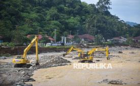 Operator mengoperasikan alat berat saat memperbaiki alur sungai di Batu Busuk, Padang, Sumatera Barat, Jumat (19/12/2025). Pemerintah Kota Padang bersama relawan dan pihak swasta terus bergerak cepat untuk melakukan pemulihan terhadap infrastruktur dan fasilitas umum yang rusak akibat bencana banjir bandang dua pekan lalu, salah satunya adalah memperbaiki alur sungai agar banjir susulan tidak berdampak kepada permukiman. 