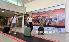 Sejumlah penumpang berjalan keluar dari terminal kedatangan domestik Bandara Internasional Zainuddin Abdul Madjid di Praya, Lombok Tengah, NTB, Sabtu (26/9/2026). Menjelang penyelenggaraan Pertamina Grand Prix of Indonesia 2026 atau MotoGP Mandalika Bandara Internasional Zainuddin Abdul Madjid (BIZAM) telah menerima permintaan 66 penerbangan tambahan nonreguler yaitu 48 extra flight, 11 charter flight, empat penerbangan dengan perubahan ke pesawat berkapasitas lebih besar serta tiga positioning flight untuk mengantisipasi peningkatan mobilitas penonton dan wisatawan. 