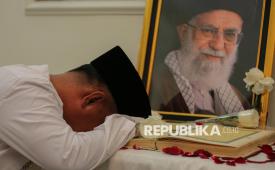 Warga memanjatkan doa untuk mendiang pemimpin tertinggi Iran, Ayatollah Ali Khamenei di kediaman Duta Besar Iran, Jakarta Pusat, Kamis (5/4/2026).