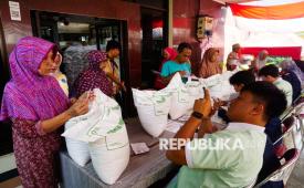 Warga melakukan pencocokan data saat pendistribusian bantuan pangan beras di Halaman Kantor Kelurahan Kebon Baru, Tebet, Jakarta, Selasa (1/9/2026). 