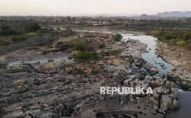 Warga menikmati suasana di area aliran Sungai Jeneberang yang mengering di Kabupaten Gowa, Sulawesi Selatan, Ahad (13/9/2026). Area dasar sungai yang mengering akibat penurunan debit air di tengah musim kemarau dan penguatan fenomena El Nino tersebut dimanfaatkan warga sebagai destinasi wisata dadakan yang menawarkan pemandangan eksotis lekukan bebatuan tererosi. 