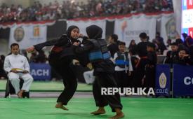Dua pesilat bertarung pada babak penyisihan kategori tanding praremaja saat International Moslem Pencak Silat Championship (IMPSC) 2025 di Indomilk Indoor Stadium, Kabupaten Tangerang, Banten, Selasa (16/9/2025). IMPSC 2025 yang berlangsung pada 16-19 September 2025 tersebut diikuti sebanyak 3.500 pesilat berbagai pondok pesantren dari 11 negara Muslim di Asia dalam rangka memperingati HUT ke-100 Pondok Modern Darussalam Gontor. 
