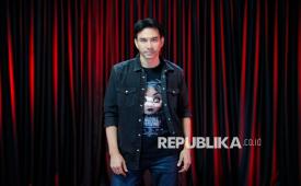 Pemain film Darius Sinathrya saat Media Visit ke Republika, Jakarta, Selasa (6/10/2026). Darius menyebut keberhasilan Timnas Indonesia menjuarai FIFA ASEAN Cup 2026 sebagai hadiah terbaik bagi masyarakat Indonesia. 