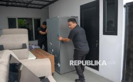 Petugas mengeluarkan barang-barang dari fasilitas klaster hunian mewah di Lapas Kelas IIA Cibinong, Kabupaten Bogor, Jawa Barat, Rabu (30/9/2026). Bangunan tersebut sebelumnya menjadi sorotan publik setelah diduga digunakan sebagai hunian eksklusif bagi warga binaan.