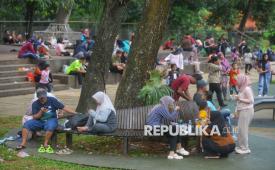  Sejumlah warga berwisata di Tebet Eco Park, Jakarta, Kamis (25/12/2025). Hasil Cek Kesehatan Gratis (CKG) periode 2025 hingga awal 2026 menunjukkan fakta mencemaskan yaitu 93 persen warga Jakarta kurang melakukan aktivitas fisik. 