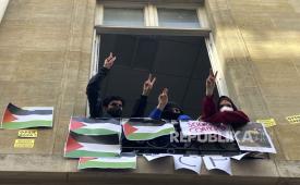 Mahasiswa dalam protes pro Palestina menduduki universitas Sciences Po, Jumat, 26 April 2024 di Paris, Prancis.