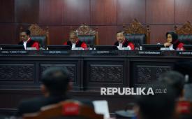 Ketua Mahkamah Konstitusi (MK) Suhartoyo memimpin sidang pengucapan putusan di Gedung Mahkamah Konstitusi, Jakarta, Selasa (6/10/2026). Mahkamah Konstitusi (MK) menyatakan permohonan dalam Perkara Nomor 01/PHPU.PRES-XXIV/2026 mengenai sengketa syarat pendidikan Wakil Presiden Gibran Rakabuming Raka tidak dapat diterima.