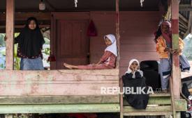 Sejumlah anak dari Desa Gampong Gunci bermain di posko hunian darurat di Sawang, Aceh Utara, Aceh, Senin (16/2/2026). Sebanyak 326 jiwa dari 85 KK dari Desa Gampong Gunci telah menempati hunian darurat selama tiga bulan kehilangan tempat tinggal akibat banjir bandang dan tanah longsor yang melanda desa tersebut pada akhir November 2025 dan dijadwalkan akan pindah ke hunian sementara pada awal Ramadhan 1447 H. 