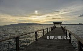 Suasana dermaga di kawasan Golo Mori Convention Center (GMCC) di Golo Mori, Kabupaten Manggarai Barat, NTT, Rabu (6/12/2023). PT Pengembangan Pariwisata Indonesia (Persero) atau Indonesia Tourism Development Corporation (ITDC) meresmikan Golo Mori Convention Center (GMCC) yang dapat digunakan untuk kegiatan Meeting, Incentives, Conventions and Exhibitions (MICE) berstandar internasional. Lokasi GMCC berada antara perbukitan di kawasan Golo Mori dengan menyajikan lanskap hamparan laut dan Pulau Rinca yang termasuk kedalam Taman Nasional Komodo situs warisan dunia UNESCO. Selain itu, Fasilitas GMCC terdiri dari convention hall dengan kapasitas 400 orang, VVIP Lobby 400 orang, VVIP lounge 29 orang, VIP room 12 orang, media center 50 orang serta amphitheater kapasitas 500 orang. Kawasan GMCC ini dilengkapi dengan beach club, observation deck serta dermaga kayu. Akses menuju The Golo Mori dapat ditempuh dengan jarak 25 kilometer dari Labuan Bajo yang diharapkan dapat menciptakan multiplier effect bagi warga sekitar. Direktur Utama ITDC Ari Respati berharap, keberadaan GMCC dapat berkontribusi untuk pertumbuhan ekonomi nasional dari sektor pariwisata dan konvensi di Indonesia. Kawasan MICE Golo Mori ini nantinya akan dikembangkan menjadi kawasan pariwisata berkelanjutan yang terintegrasi dengan  dilengkapi fasilitas hotel dan resort berbintang, pusat penelitian dan wisata edukasi komodo, wisata petualangan (adventure tourism) pelabuhan wisata dan penyeberangan serta fasilitas penunjang wisata lainnya, sehingga mampu menjadi magnet baru parawisata di Indonesia Timur.