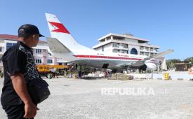 Warga melihat replika pesawat boeing 737 Garuda Indonesia non-operasional yang disiapklan untuk manasik di Asrama Haji Banda Aceh, Aceh, Ahad (1/2/2026). Kementerian Agama Aceh menyediakan replika pesawat Boeing 737 Garuda Indonesia non-operasional sebagai wahana simulasi perjalanan udara bagi calon jamaah haji dan umrah yang diharapkan dapat membantu calon jamaah terutama jamaah lanjut usia dan jamaah yang belum memiliki pengalaman naik pesawat. 