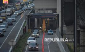 Kendaraan roda empat melintasi jalan Tol TB Simatupang secara gratis (lajur paling kanan) saat pelaksanaan rekayasa lalu lintas di Gerbang Tol (GT) Fatmawati 2 kawasan Jalan TB Simatupang, Jakarta, Senin (15/9/2025). Sebanyak 74,1 persen responden survei online Forum Konsumen Berdaya Indonesia (FKBI) mendukung integrasi tarif jalan tol di Jabodetabek.