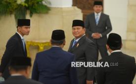 Presiden Prabowo Subianto bersama Wakil Presiden Gibran Rakabuming Raka berbincang usai acara pelantikan di Istana Negara, Jakarta, Rabu (22/7/2026). Presiden Prabowo Subianto resmi melantik Wakil Menteri Pertanian Sudaryono sebagai Kepala BGN, menggantikan Nanik S. Deyang yang mengundurkan diri.