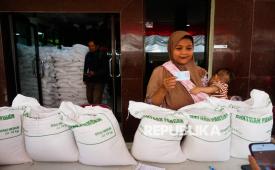 Warga melakukan pencocokan data saat pendistribusian bantuan pangan beras di Halaman Kantor Kelurahan Kebon Baru, Tebet, Jakarta, Selasa (1/9/2026). Pemerintah melalui Perum Bulog menyalurkan 30 kilogram beras sekaligus untuk alokasi bantuan pangan periode Juli, Agustus, dan September 2026.