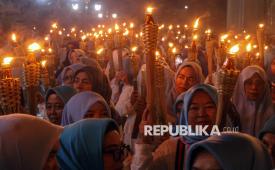 Sejumlah warga mengikuti pawai obor di Jalan Raya Tegar Beriman, Cibinong , Kabupaten Bogor, Jawa Barat, Senin (15/6/2026). Pawai obor yang diikuti ratusan warga tersebut digelar dalam rangka menyambut Tahun Baru Islam 1 Muharram 1448 Hijriah. 