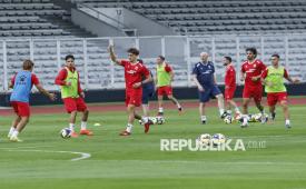 Sejumlah pesepak bola Timnas Indonesia mengikuti latihan jelang laga FIFA Series di Stadion Madya, Senayan, Jakarta, Kamis (26/3/2026). Latihan tersebut sebagai persiapan jelang melawan Timnas St Kitts and Nevis pada FIFA Series yang berlangsung Jumat (27/3) di Stadion Utama Gelora Bung Karno. 
