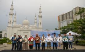 Ketua Umum Yayasan Mochamad Thohir Giovanna Aanisa Thohir, Dewan Pengawas Yayasan Mochamad Thohir Budi Bowoleksono, dan Wakil Wali Kota Depok Chandra Rahmansyah bersama para tamu undangan menabuh rebana saat peluncuran Serambi Kuliner At-Thohir di Plaza Masjid At-Thohir, Depok, Jawa Barat, Sabtu (10/10/2026). Mengusung tema Cita Rasa Halal dalam Cahaya Keberkahan, Serambi Kuliner At-Thohir diharapkan tidak sekadar menjadi kawasan kuliner, tetapi juga bagian dari ekosistem At-Thohir yang mengedepankan prinsip halal, kualitas, dan kebermanfaatan bagi masyarakat.