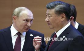 FILE - Russian President Vladimir Putin, left, gestures while speaking to Chinese President Xi Jinping during the Shanghai Cooperation Organization (SCO) summit in Samarkand, Uzbekistan, Sept. 16, 2022. China said Friday, March 17, 2023, President Xi will visit Russia from Monday, March 20, to Wednesday, March 22, 2023, in an apparent show of support for Russian President Putin amid sharpening east-west tensions over the conflict in Ukraine. 