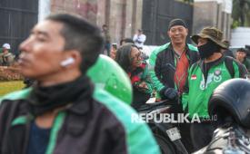 Sejumlah pengemudi ojek daring (ojol) berbincang saat melakukan unjuk rasa di depan Gedung DPR/MPR RI, Jakarta, Rabu (17/9/2025). Aksi unjuk rasa yang bertepatan pada Peringatan Hari Perhubungan Nasional tersebut menyurakan beberapa tuntutan mulai dari potongan aplikator maksimal 10% hingga hingga pengusutan hingga tuntas kasus tewasnya Affan Kurniawan.