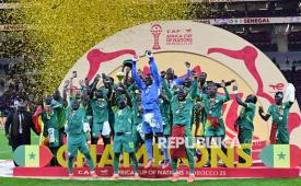Kapten Senegal Sadio Mane mengangkat piala bersama rekan satu timnya saat merayakan gelar juara Piala Afrika 2025 di Stadion Pangeran Moulay Abdellah, Rabat, Maroko, Ahad (18/1/2026) waktu setempat. Senegal berhasil menjadi juara Piala Afrika setelah mengalahkan Maroko dengan skor 1-0. Gol kemenangan Senegal dicetak Pape Alassne Gueye pada menit ke-94 babak perpanjangan waktu. 