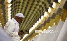 Seorang jamaah masjid tengah bertadarus di Masjid Nabawi, Madinah.