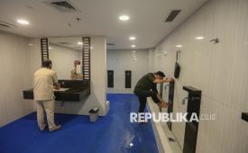 Pengunjung berwudhu di Executive Mushola, Mall Senayan City, Jakarta, Senin (23/2/2026). Mushola dengan kapasitas sekitar 50 jamaah laki-laki tersebut dilengkapi berbagai fasilitas seperti rak penitipan sepatu, ruang tunggu hingga perlengkapan sholat dan Al-Quran. Selain itu, mushola tersebut juga dilakukan perawatan secara rutin seperti area tempat wudhu dan toilet, kebersihan lantai area tunggu dan karpet masjid. Pada bulan suci Ramadan, mushola tersebut juga menyediakan takjil untuk berbuka puasa bagi pengunjung setiap hari. Hal tersebut dilakukan guna memberikan kenyamanan bagi pengunjung mall saat beribadah dan berbuka puasa.