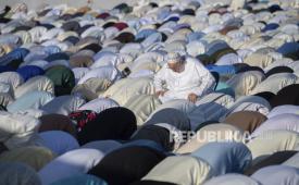 Umat Islam menunaikan sholat Idul Adha di Rabat, Maroko, Senin (17/6/2024).