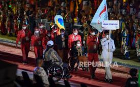 Kontingen Provinsi Jawa Tengah mengikuti defile upacara pembukaan Peparnas Papua di Stadion Mandala, Jayapura, Papua, Jumat (5/11/2021). Pembukaan Peparnas Papua tersebut bertemakan Cahaya Kemenangan Dari Timur Papua. 