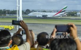 Pesawat jenis Airbus A380-800 milik maskapai Emirates yang melayani penerbangan EK358 rute Dubai (DXB)–Jakarta (CGK) dijadwalkan mendarat perdana di Bandara Internasional Soekarno-Hatta (Soetta), Tangerang, Banten, pada Sabtu (8/8/2026). 