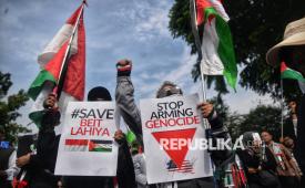 Sejumlah orang mengikuti aksi bela Palestina di depan Kantor Kedutaan Besar Amerika Serikat (AS), Jakarta, Ahad (10/11/2024). Dalam aksinya mereka mengutuk keras kekejaman genosida Israel dan menuntut pembebasan bumi Palestina dari penjajahan. Selain itu mereka juga menyerukan kepada seluruh umat Islam  untuk tetap semangat dalam membela saudara muslim di Palestina serta tidak mengundurkan diri dalam melakukan aksi boikot terhadap produk-produk Israel.