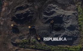 Pekerja mengoperasikan alat berat di Smelter PT VDNI di Kecamatan Morosi, Kabupaten Konawe, Sulawesi Tenggara, Jumat (16/1/2026). Kementerian Energi dan Sumber Daya Mineral memangkas produksi nikel menjadi 250–260 juta ton pada 2026 atau turun dari target produksi dalam rencana kerja dan anggaran biaya (RKAB) 2025 sebanyak 379 juta ton. 