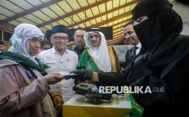 Menteri Haji dan Umrah Mochamad Irfan Yusuf (kedua kiri) dan Duta Besar Arab Saudi untuk Indonesia Faisal Abdullah H. Amodi (tengah) meninjau layanan Fast Track Haji Makkah Route di Terminal 2F Bandara Soekarno-Hatta, Tangerang, Banten, Sabtu (25/4/2026). Layanan Fast Track Haji Makkah Route di Bandara Soekarno-Hatta tersebut untuk memudahkan calon haji dalam pemeriksaan dokumen sehingga lebih cepat dan efisien serta tidak perlu melakukan pemeriksaan dokumen keimigrasian setibanya di Arab Saudi. 