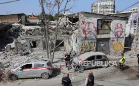 epa10906898 Police at the scene of a destroyed building in Tel Aviv, Israel, 08 October 2023, following overnight Hamas rocket attacks. Rocket barrages were launched from the Gaza Strip as of early 07 October in a surprise attack claimed by the Islamist movement Hamas. More than 300 Israelis were killed and over 1,000 left injured in the attacks, the Israeli foreign ministry said.
