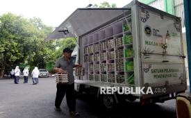 Petugas Satuan Pelayanan Pemenuhan Gizi (SPPG) mengantarkan paket Makanan Bergizi Gratis (MBG) di MTs Negeri 39 Jakarta, Rabu (20/5/2026). Pemerintah melalui Kementerian Keuangan memangkas pagu anggaran program MBG pada Anggaran Pendapatan dan Belanja Negara (APBN) 2026 dari Rp335 triliun menjadi Rp268 triliun sesuai dengan instruksi presiden, untuk memastikan dana program MBG dapat dikelola lebih efektif dan efisien.