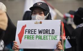 Sejumlah massa dari Aqsa Working Group melakukan aksi dukungan terhadap Palestina di depan Kedutaan Besar Amerika Serikat, Jakarta, Jumat (31/5/2024). Mereka mengutuk serangan Israel ke tenda-tenda pengungsian di Rafah, yang telah mengakibatkan banyak korban jiwa dari rakyat sipil Palestina, mayoritas wanita dan anak-anak.