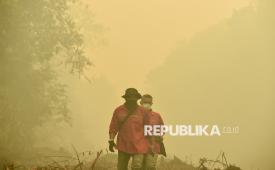 Petugas Pendamping Taman Hutan Raya (Tahura) Orang Kayo Hitam (OKH) Dinas Kehutanan Provinsi Jambi berjalan di tengah kepulan asap saat melakukan pengecekan titik api di Tahura OKH, Desa Gedong Karya, Muaro Jambi, Jambi, Jumat (16/10/2026). Pengecekan tersebut bertujuan memetakan rencana pemadaman setelah menerima laporan temuan titik api baru di kawasan yang masih memiliki vegetasi rapat dan terhubung dengan Taman Nasional Berbak Sembilang (TNBS) tersebut. 