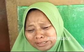 Kartini, ibu kandung Pegi Setiawan, menangis saat mendengar ancaman hukuman mati yang dilayangkan kepada anaknya, sebagaimana yang disampaikan dalam press rilis yang digelar di Mapolda Jabar, Ahad (26/5/2024). 