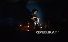 Pedagang menyiapkan minuman untuk pembeli saat pemadaman listrik di Nagari Kasang, Padang Pariaman, Sumatera Barat, Sabtu (23/5/2026). 