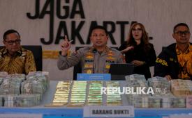 Kabid Humas Polda Metro Jaya Kombes Pol. Budi Hermanto (tengah) memberikan keterangan dalam konferensi pers, di Gedung Promoter Polda Metro Jaya, Jumat (10/7/2026).