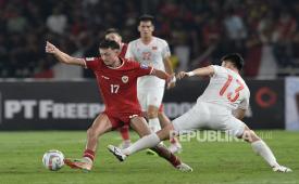 Pemain Timnas Indonesia Ivar Jenner berebut bola dengan pemain Vietnam dalam pertandingan Kualifikasi Piala Dunia 2026 di Stadion Gelora Bung Karno, Senayan, Jakarta, Kamis (21/3/2024). Pada pertandingan itu Indonesia menang dengan skor 1-0. Gol timnas Indonesia lahir dari kaki Egy Maulana Vikri di menit ke-52.