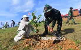 Personel TNI membantu peserta menanam pohon pada kegiatan Penanaman Sejuta Pohon dan Rekor Muri di Balikpapan Timur, Kalimantan Timur, Senin (4/5/2026). Kodam VI Mulawarman melakukan upaya pemulihan ekosistem pada lahan bekas tambang dan lahan tidur dengan melakukan penanaman 10.100 bibit pohon ulin di lahan seluas 144,5 hektare yang berada di sejumlah wilayah Kalimantan Timur. 