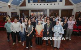 Para pemateri dari berfoto bersama peserta usai sesi talkshow dalam acara Out Loud, Talkshow and Healing Experiences di Aula FISIP UI, Depok, Jawa Barat, Kamis (26/2/2026), yang digelar Republika bersama BKM FISIP UI.
